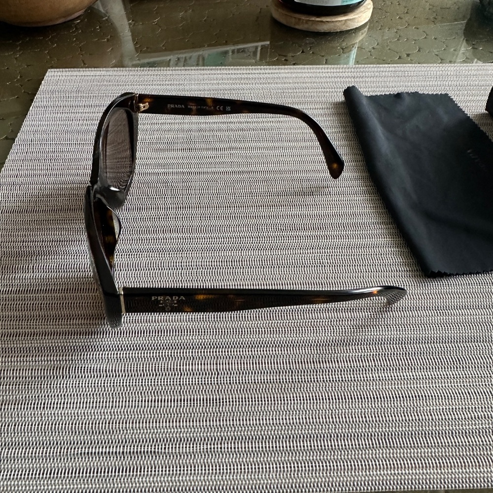 Prada sunglasses - Picture 8 of 11